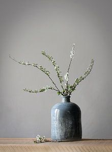 Vase mit Blüte von Karin Bazuin
