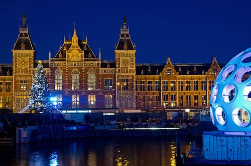 Flye's Eye Dome in front of Amsterdam CS