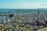 Uitzicht vanaf het Castillo de Santa Bárbara over het stadsgezicht van Alicante en het landschap ero