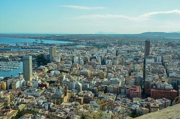 Vue du Castillo de Santa Bárbara sur le paysage urbain d'Alicante et la campagne environnante Ciel b