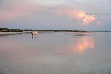 promenade au coucher du soleil sur la plage de punta coco sur Kris Ronsyn