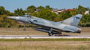 Landende Mirage 2000-5 van de Griekse Luchtmacht. van Jaap van den Berg