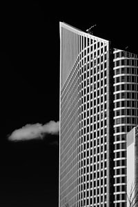 Un nuage dérive devant le Hoftoren à La Haye.