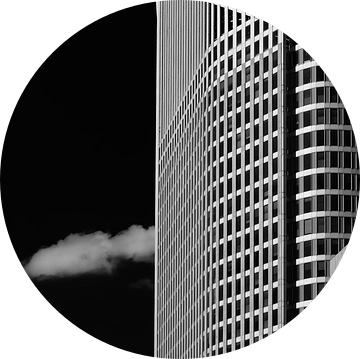 Een wolk drijft langs de Hoftoren in Den Haag