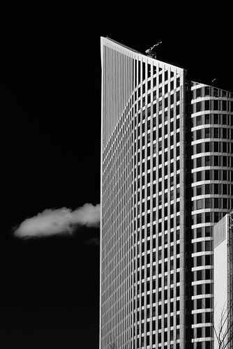 Een wolk drijft langs de Hoftoren in Den Haag