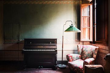 Stilleven met Verlaten Piano. van Roman Robroek - Foto's van Verlaten Gebouwen