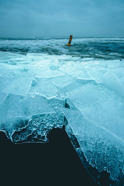 Crushing Eis auf dem IJsselmeer bei Stavoren! von Peter Haastrecht, van