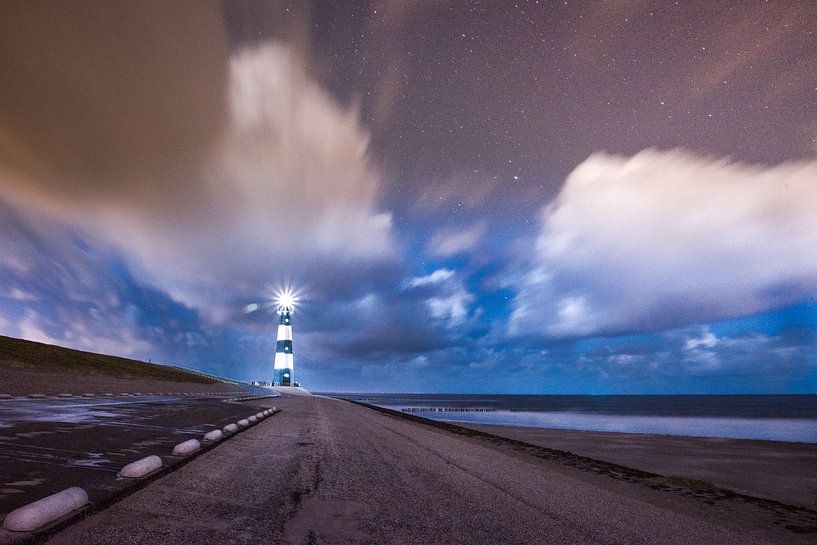 vuurtoren in de nacht van nilix fotografie