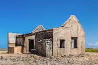 Oud historisch huis als ruïne aan kust van eiland Bonaire van Ben Schonewille thumbnail