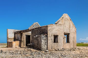 Oud historisch huis als ruïne aan kust van eiland Bonaire