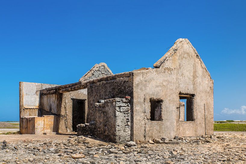 Oud historisch huis als ruïne aan kust van eiland Bonaire van Ben Schonewille