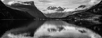 Rouler en Norvège conduit le long des peintures - camaïeu