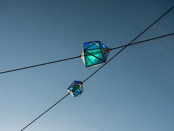 Moderne  blauwe lantaarns van glas in de lucht