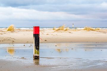 Strandpfosten am Strand von Hoorn (Terschelling) mit einem Messpfosten im Hintergrund von Alex Hamstra