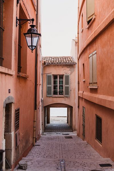 Gasse in Saint-Tropez Frankreich von Amber den Oudsten