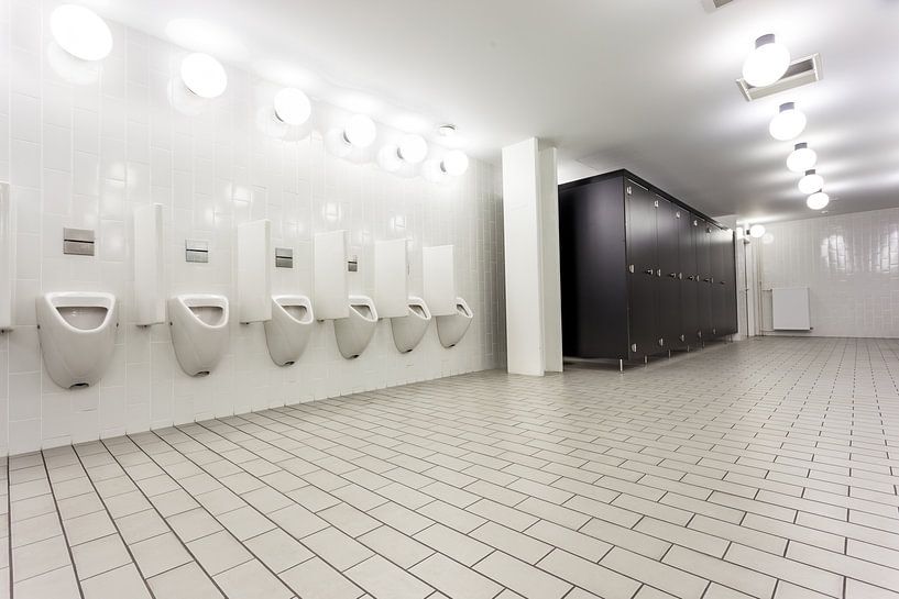 Urinoirs dans les toilettes pour hommes par Marcel Derweduwen