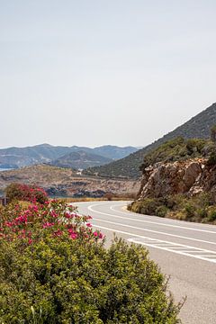 De weg langs de noordkust van Kreta met bergen | Reisfotografie van Kelsey van den Bosch