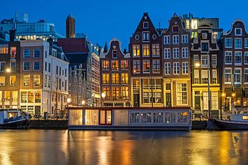 Amsterdam bij nacht aan de Amstel in Nederland van Eye on You