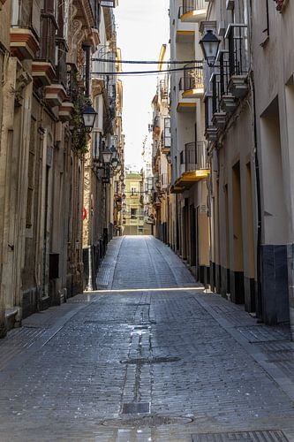 Een straatbeeld van een historische Mediterrane stad, Atlantische Oceaan. Cádiz, Andalusië, Spanje
