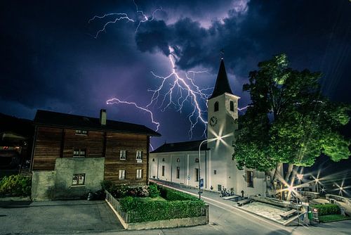 Blitzschlag über der Kirche in Unterbäch