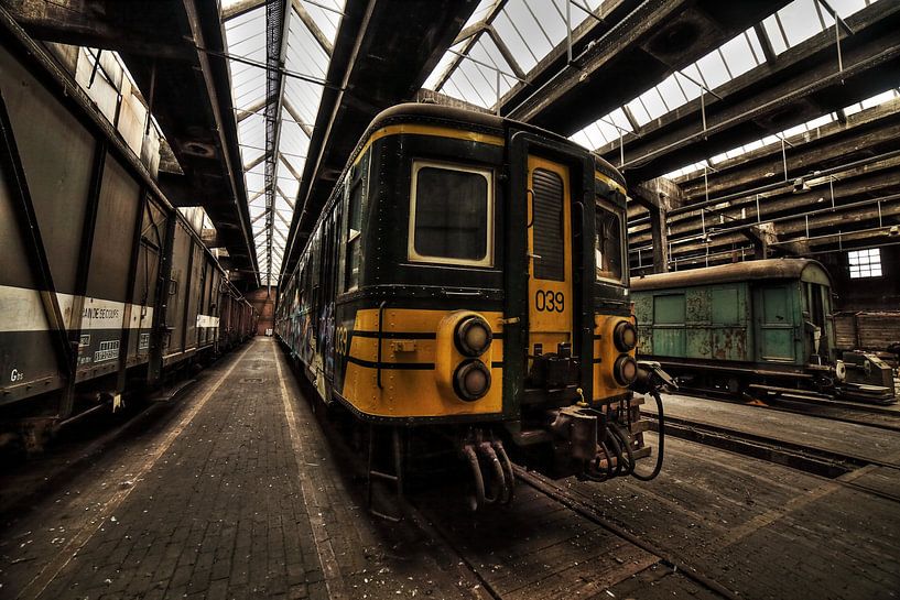 Urbex vieux train et wagons dans un couloir par Dyon Koning