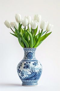 Stilleben mit weißen Tulpen in einer blauen Delfter Vase