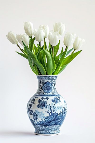 Stilleven met witte tulpen in Delfts blauwe vaas van Vlindertuin-Art