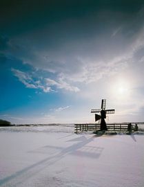 Moulin de prairie dans la neige sur Rene van der Meer