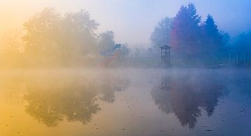 Ochtendmist boven verlaten recreatieplas in Bosnië van Rietje Bulthuis