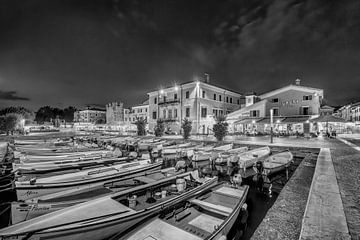 Hafen von Bardolino am Gardasee im schwarz weiß von Manfred Voss, Schwarz-weiss Fotografie
