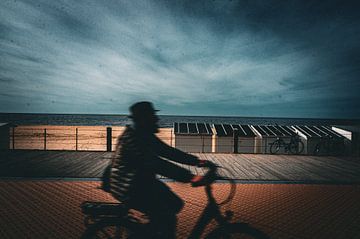 Een fietser op de zeedijk van Geert Van Baelen