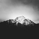 Zwart-witte besneeuwde berg van Patrik Lovrin thumbnail