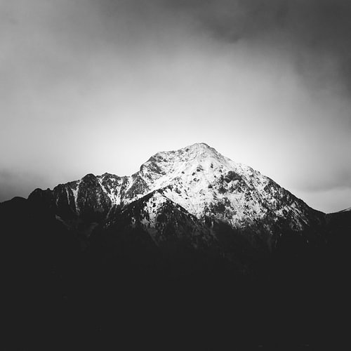 Schwarz-weißer schneebedeckter Berg
