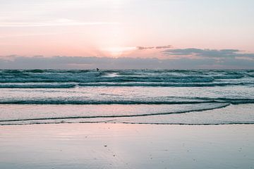 Surfen bij zonsondergang | Fotoprint kust Bretagne Frankrijk | Europa reisfotografie van HelloHappylife