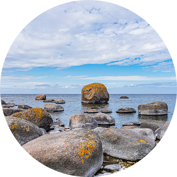 Stenen aan de Oostzeekust op het eiland Öland in Zweden