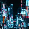 Neon lichten in cyberpunk Tokio van Collin Arts