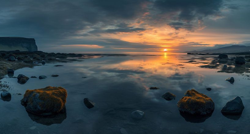 Sonnenuntergangsruhe, spiegelnde Ozeanbucht, Himmelsreflexion von fernlichtsicht