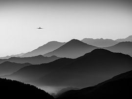 Ciel calme sur montagnes brumeuses.