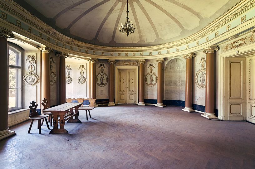 Chambre dans le palais abandonné. par Roman Robroek - Photos de bâtiments abandonnés