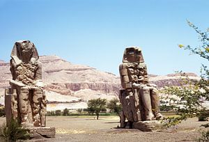 De kolossen van Memnon langs de Nijl bij Luxor von Herbelicht Fotografie