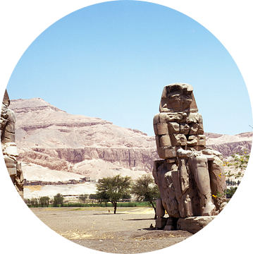 De kolossen van Memnon langs de Nijl bij Luxor van Herbelicht Fotografie