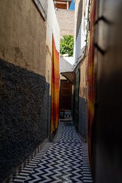 Friendly Fes | Morocco Alley Collection | Fine Art | Warm Coloured sur Charif Bennani