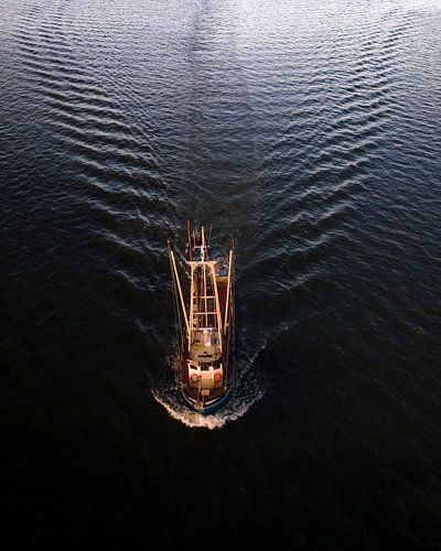 Photo prise par drone d'un navire en mer avec une trace symétrique
