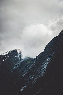 Mountain ridges in Norway by Pascal Deckarm
