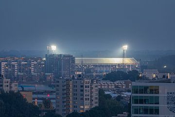 Het Feyenoord Stadion De Kuip in Rotterdam by Night met de verlichte hoeders van de stad