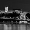 Boedapest in de avond - Burcht van Boeda en de Kettingbrug in zwart-wit van Tux Photography