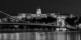 Budapest am Abend - Budaer Burg und Kettenbrücke in schwarz-weiß von Tux Photography