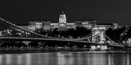 Budapest am Abend - Budaer Burg und Kettenbrücke in schwarz-weiß von Tux Photography