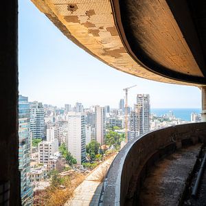 Vue de Beyrouth depuis l'hôtel Holiday Inn. sur Roman Robroek - Photos de bâtiments abandonnés