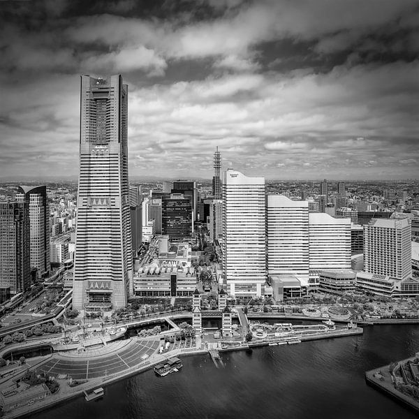 Indrukwekkende skyline van Yokohama | monochroom van Melanie Viola